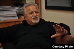 عباس ولی، معاون سابق رئیس دانشگاه کردستان در اربیل و از اساتید سابق دانشگاه سوانزی در بریتانیا که هم اکنون در استانبول تدریس می‌کند.