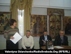 Завідувач відділу етнографії Алла Українець презентує археологічну розвідку