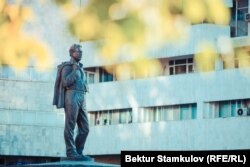 Айтматовдун айкели.