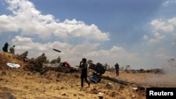 Башар Асаддын аскерлери менен согушуп жаткан Эркин Сирия армиясынын жоокерлери, 17-июль, 2015-жыл