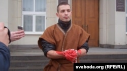 Акцыя Алеся Чаркашына каля Берасьцейскага аблвыканкаму, сьнежань 2013 году