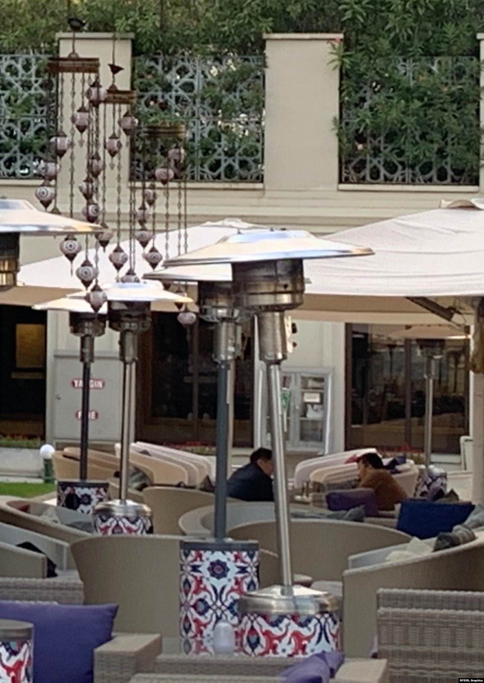 Айеркен Саймаити на встрече с журналистом в Стамбуле. (Фото: OCCRP)