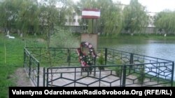 Меморіальна дошка пам’яті розстріляних дубенських в’язнів