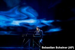 در شرط بندی‌های پیش از مسابقه، دانکن لورنس خواننده هلندی بخت بیشتری برای برنده شدن دارد.