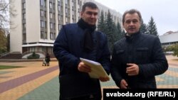 Анатоль Лябедзька (справа) і Ўладзімер Вуек каля берасьцейскага гарвыканкаму