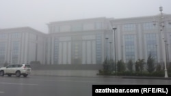 Goranmak ministrligiň hem esasy gapylary petikli saklanýar