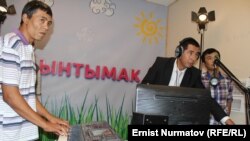 За пультом программный директор радио Сабыр Абдымомунов