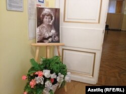 Сара Садыйкова кичәсе булган зал янында куелган фото