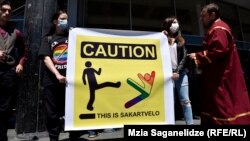 Правозащитники и представители ЛГБТ-сообщества считают, что церковь старается вытеснить День борьбы с гомофобией и трансфобией, отмечая 17 мая 2017 года День святости семьи