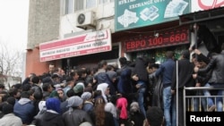 Таджикистан. В очереди за долларами. Архивное фото