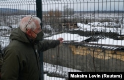 Верховний представник Євросоюзу із закордонних справ Жозеп Боррель під час відвідин блокпосту в селищі Станиця Луганська Луганської області, 5 січня 2022 року