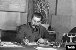 عکسی از استالین، پشت میز کارش در سال ۱۹۳۹