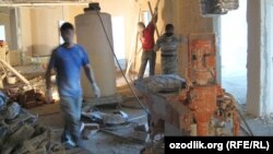 Трудовые мигранты из Узбекистана на строительной площадке в российском городе Краснодаре.