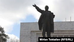 2003-жылы Бишкектеги Лениндин эстелиги борбордук аянттан эски аянтка которулган.