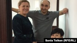 Макс Бокаев с адвокатом Нурбике Ескендировой (слева) и сестрой и общественным защитником Жанаргуль Бокаевой. Атырау, 18 ноября 2016 года.