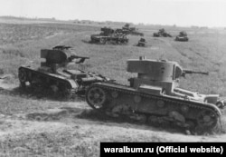 Підбиті радянські танки Т-26 різних модифікацій зі складу 19-ї танкової дивізії 22-го мехкорпусу на шосе Війниця-Луцьк