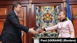 Тодішній прем'єр-міністр України Юлія Тимошенко і лідер опозиції Віктор Янукович. Київ, 25 грудня 2007 року
