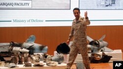 Коргоо министрлигинин өкүлү Турки ал-Малики дрондорду көрсөтүп жатат.