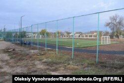 На заднем дворе школы построили площадку с искусственным покрытием