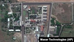 Територія колонії в Оленівці після вибуху 28 липня в бараку, де перебували українські військовополонені. Супутниковий знімок Maxar Technologies