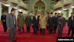 Миңнеханов татарлар белән аралаша