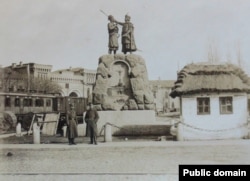 Німецькі військові біля пам’ятника Кочубею та Іскрі, весна 1918. Тепер на цьому постаменті наразі залишається пам’ятний знак – гірська гармата – на честь робітників заводу «Арсенал», які підняли повстання проти Централь-ної Ради