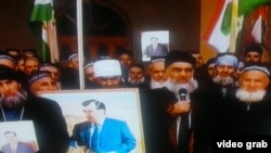 Рашт районундагы диниятчылар бийликтеги партия үчүн добуш берүүгө үндөп жатышат. 27-февраль, 2015-жыл.