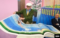 İngilis kitab illüstratoru David Hockney bu ilki Frankfurt kitab yarmarkasına içinə nəhəng rəsmlər olan kitabla gəlib.