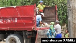Türkmenistanda her ýyl kanikul döwründe işleýän, şol sanda ýaşy kiçi çagalaryň sany artýar. Türkmenistan. Lebap welaýaty (arhiw suraty). 