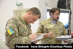 «Кіборги» Віталій Горкун та В'ячеслав Зайцев підписують книгу «АД 242» .21 січня 2016 року