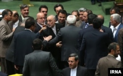 صالحی در میان نمایندگان. یک‌شنبه ۱۹ مهر ۹۴