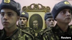 Harby çagyryş boýunça gullugy geçýän esgerler Taras Şewçenkonyň portretiniň öňünde nyzama durlar.