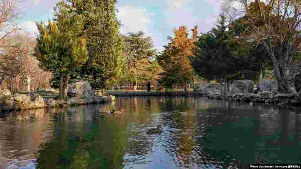 Nebatat bağçasınıñ cenübiy qısmında bir qaç tıynaq yerleşken