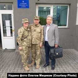 Юрій Доскоч з дружиною і адвокатом Олегом Мициком