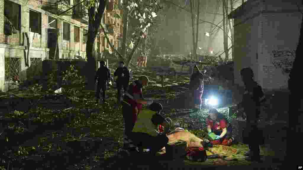 Ljekari pružaju pomoć ranjenom muškarcu, Kijev