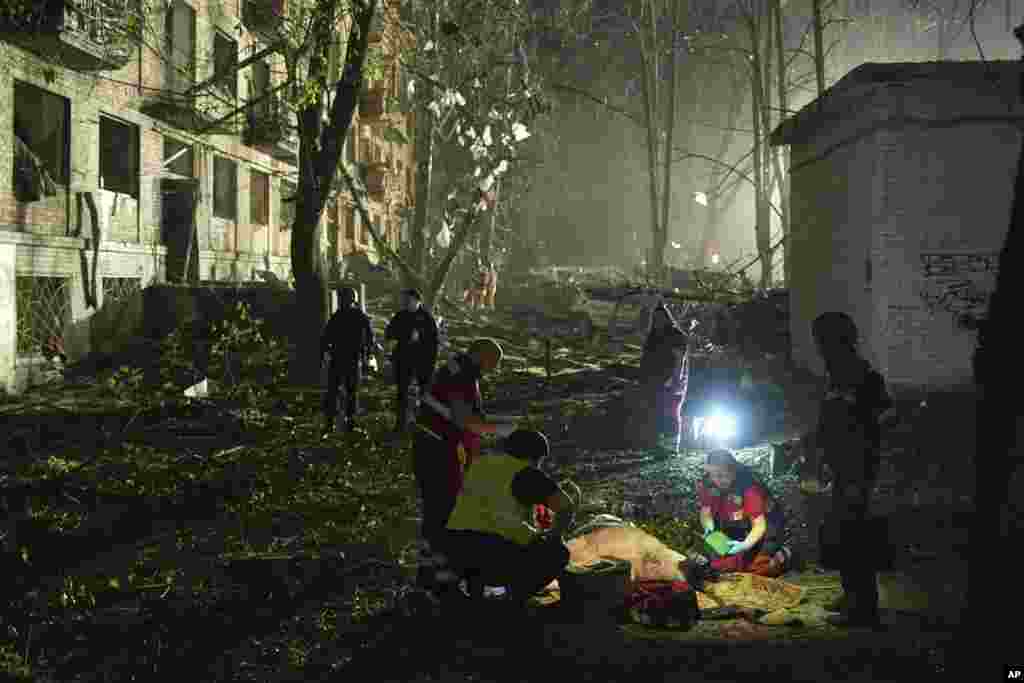 Медики оказывают помощь раненому, Киев