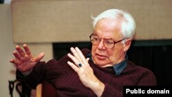 رورتی می گوید که برخی جنبه های میهن پرستی چون همبستگی و آمال مشترک برای سلامتی سیاست لازم هستند.