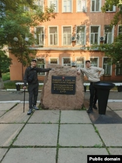 Погибший после плена сирота Данил Трубеев (справа)