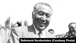 Азамат Алтай 55 жылдан соң Кыргызстанга келгендеги сүрөт. 1995-жылдын 12-сентябры. Сүрөттүн автору  Бекмурат Нурдөөлөтов.
