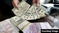 خاوند: در بازار تهران واقعا نمی توان قیمت واقعی دلار را حساب کنیم