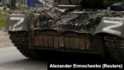 Буква Z на гусеницах танка. Иллюстративное фото