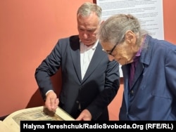 Директор Львівської картинної галереї Тарас Возняк показує експозицію виставки правнучці Дідушицького Марії