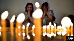 شهروندان ارمنی در صدمین سالگرد کشتار ارمنی‌ها در آوریل ۲۰۱۵ در ایروان؛ ارمنی‌ها سال‌هاست در تلاش هستند تا این واقعه در سراسر جهان به‌عنوان نسل‌کشی شناخته شود، آن‌چه همواره با واکنش ترکیه روبه‌رو شده‌است.