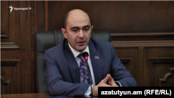 Глава фракции «Лусавор Айастан» Эдмон Марукян в ходе парламентских брифингов, Ереван, 18 февраля 2019 г.