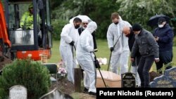 Коронавирустан көз жумган адамды жерге берүү. 28-апрель, 2020-жыл. Британия. 