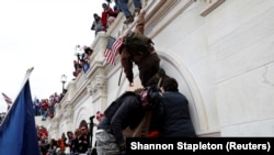 Ցուցարարները փորձում են ներխուժել ԱՄՆ Կոնգրեսի շենք, 6-ը հունվարի, 2021թ.