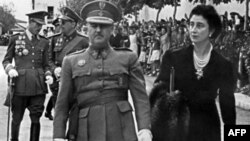 Генерал Франcиско Франко со своей женой. Испания, 1943 год. 