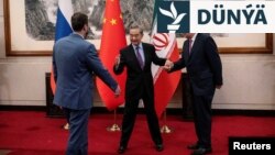 Hytaýyň daşary işler ministri Wan Ýi (ortada), Russiýanyň daşary işler ministriniň orunbasary Sergeý Rýabkowy (sagda), Eýranyň daşary işler ministriniň orunbasary Kazem Garibabadi mart aýynda Pekinde Eýranyň ýadro programmasy barada maslahat etdi.