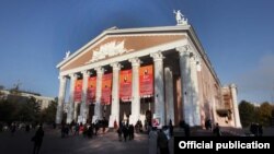 Абдылас Малдыбаев атындагы Кыргыз улуттук академиялык опера жана балет театрынын имараты. Бишкек. 2017-жыл.