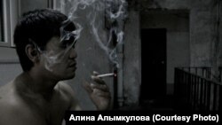 Мужчина курит сигарету с коноплей. Иллюстративное фото.